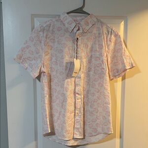 Floral Pink Short Sleeve Shirt. NWT. Medium.